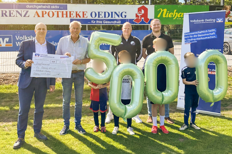Beispielfoto für Spendenübergabe an den FC Oeding